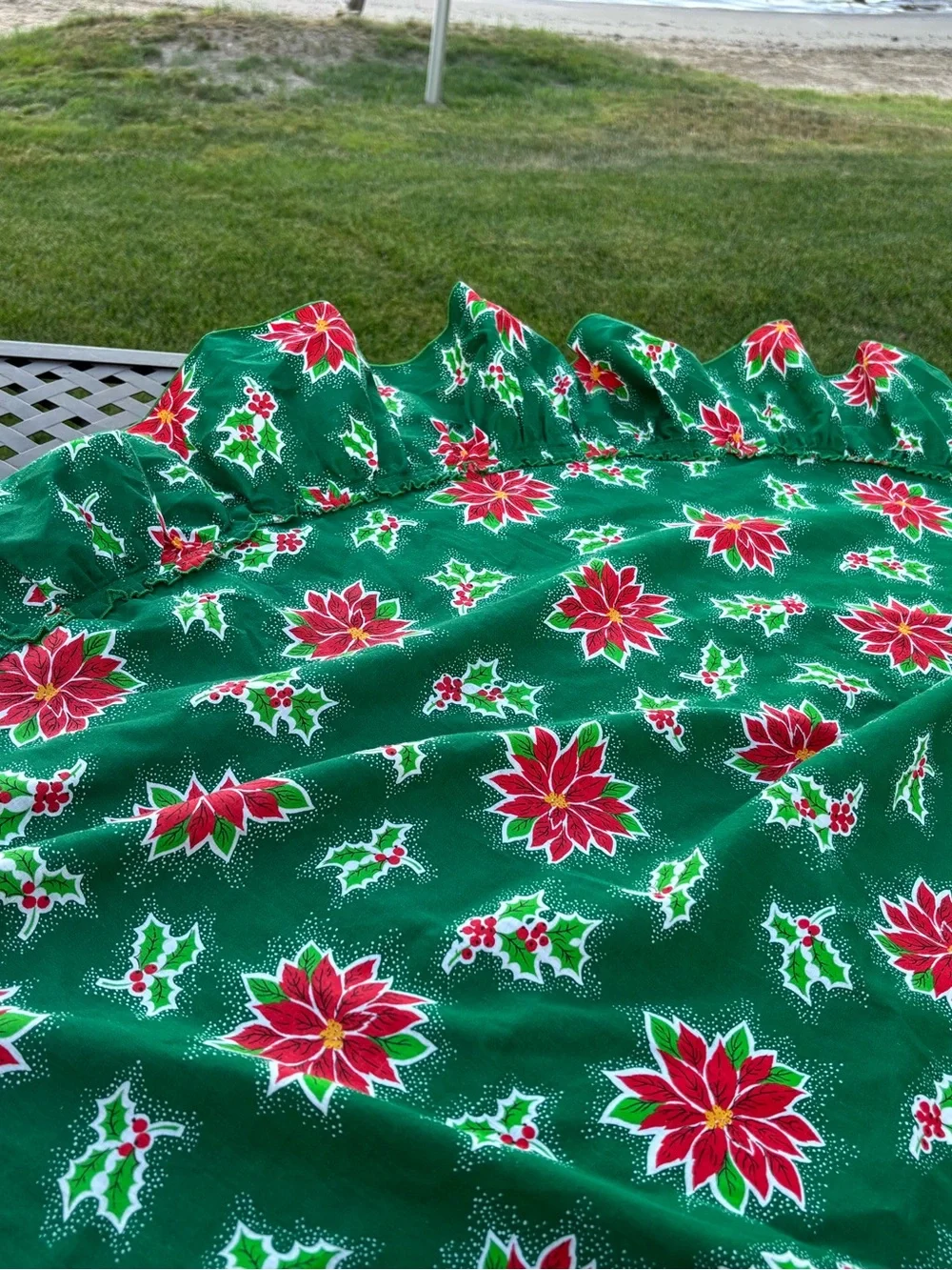 Vtg Christmas Poinsettia Round Tablecloth 70” Green Cotton Ruffle Border EUC